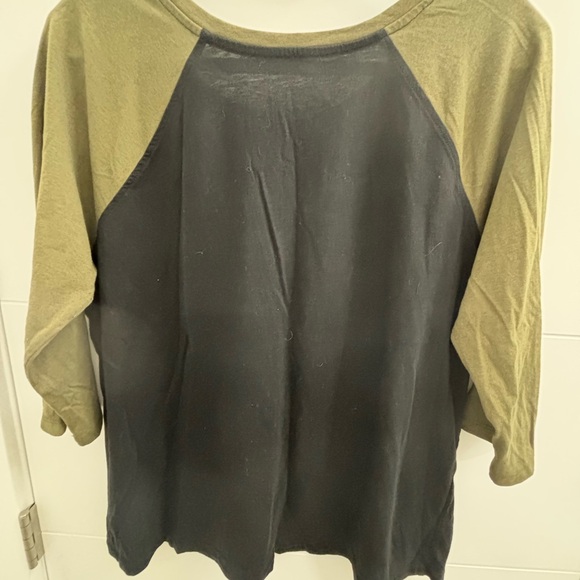 Queen T-shirt, 3/4 sleeve, thrifted - Picture 3 of 3